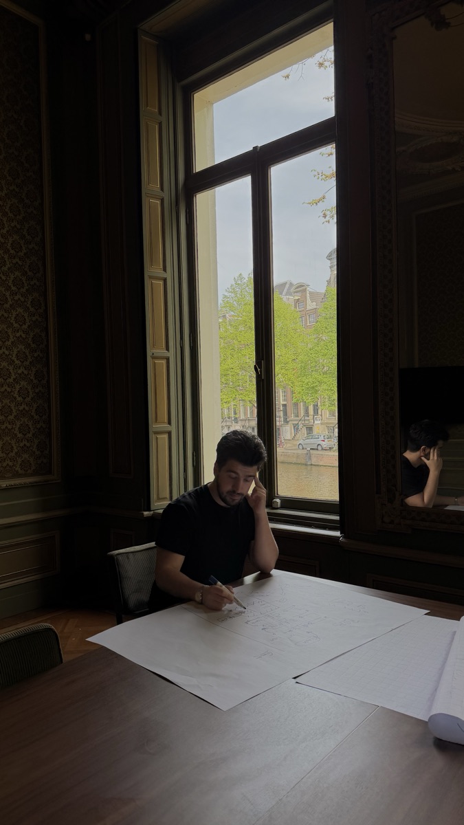Esad Kılıç Amsterdam'da ürün planı çizerken